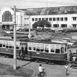 Trem listrik dengan latar Stasiun Beos (Jakata Kota)